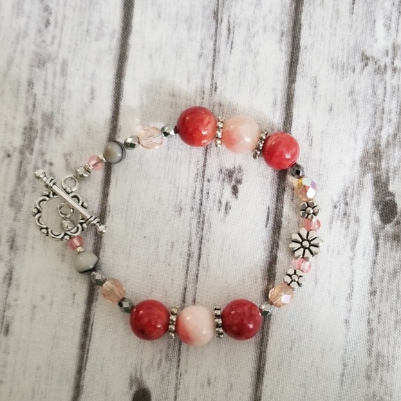 Pink, red, silver, flowers glass beaded bracelet - Picture 7 of 8